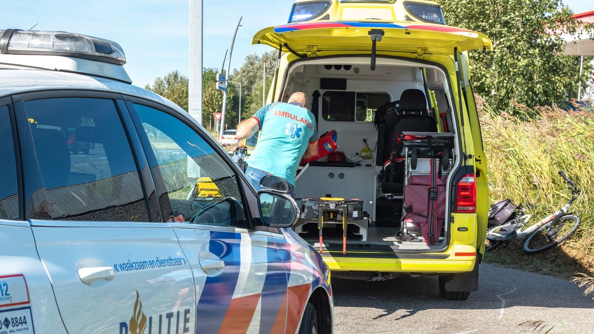 Fietser te water in Allingawier | Auto op de kop in sloot bij Hilaard