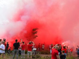 Supporters zwaaien massaal spelersbus FC Twente uit en veel politie in Zwolle