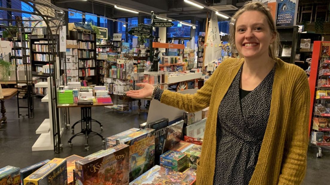 Eigenaresse Nadine Mussert in haar boekwinkel in Noordwijk