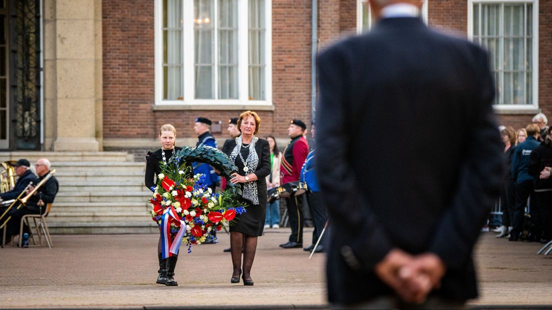 Burgemeester Spies en kinderburgemeester Maud plaatsen de eerste krans