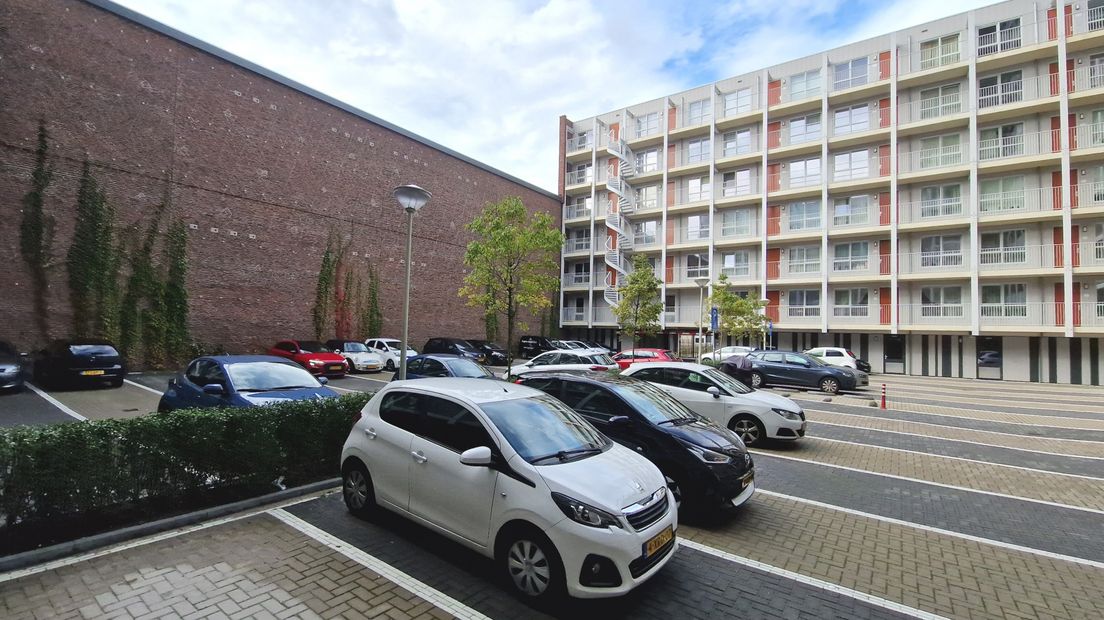 Op dit terrein kunnen 62 auto's staan, daarbuiten wordt het betaald parkeren