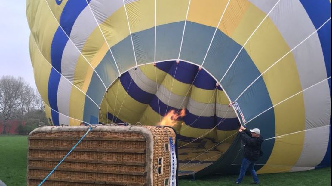 We iets te vieren heeft, trakteert. En Omroep Gelderland trakteerde vrijdagavond de prijswinnaars van de paasactie #indewolken op de gewonnen luchtballonvaart boven onze mooie provincie.