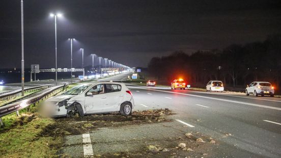 Auto belandt in vangrail, 2 rijstroken dicht op A1 Home