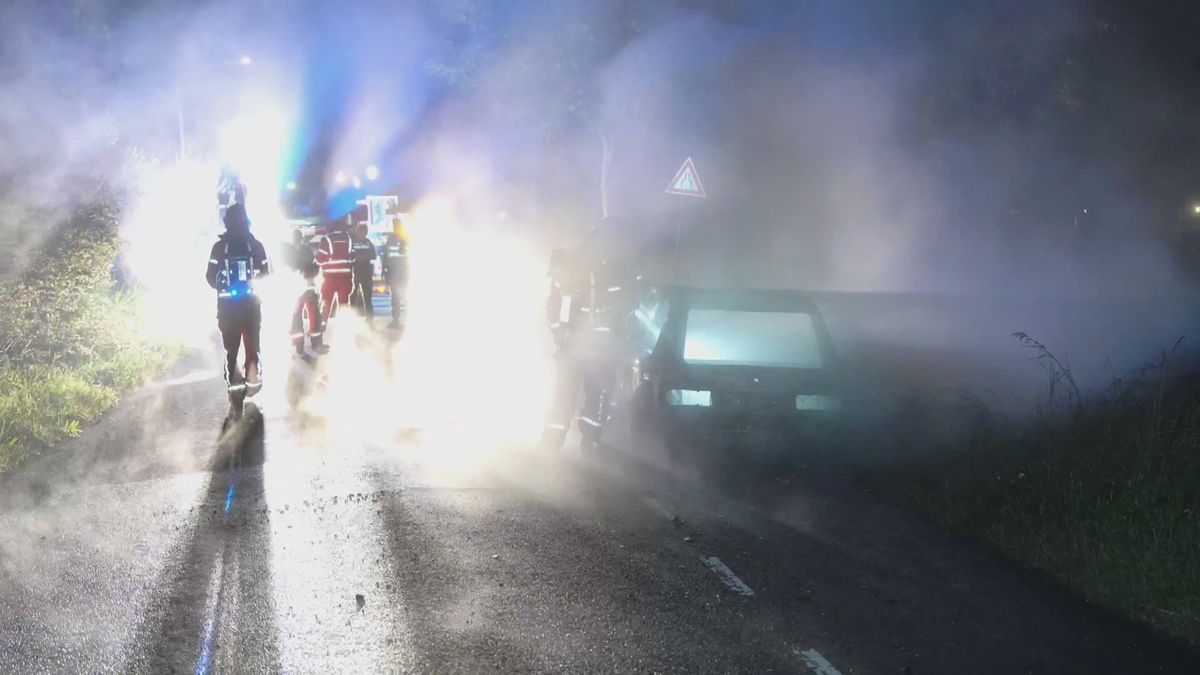 Auto brandt uit in Enumatil