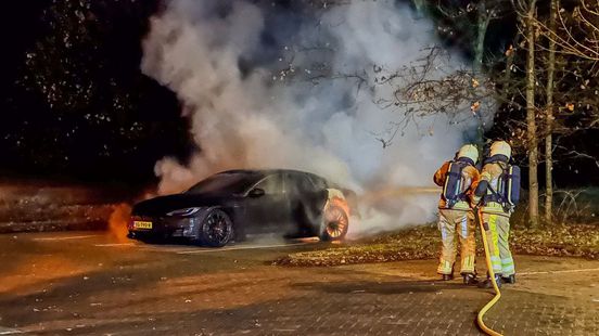 112 nieuws: Tesla gaat in vlammen op bij carpoolplaats Raalte, forse schade | Bestuurder gewond na kop-staart botsing. 112 nieuws: Tesla gaat in vlammen op bij carpoolplaats Raalte, forse schade | Bestuurder gewond na kop-staart botsing.