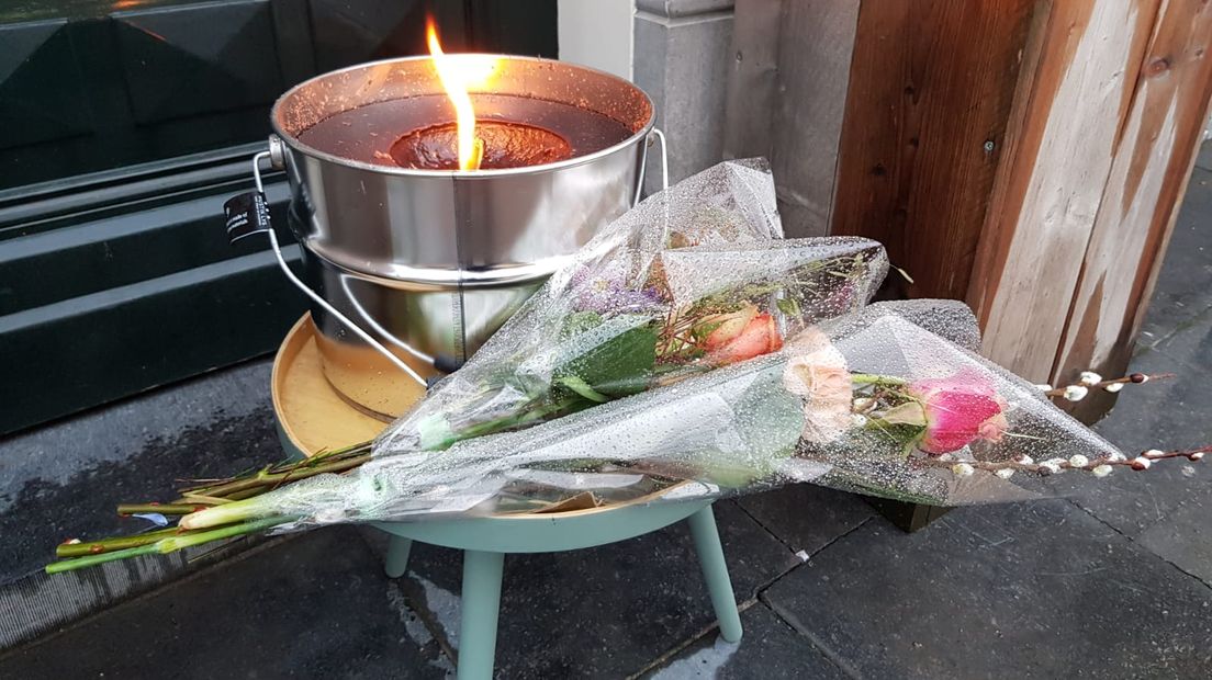 Bloemen voor de kapperszaak aan de Voorstraat in Vianen.
