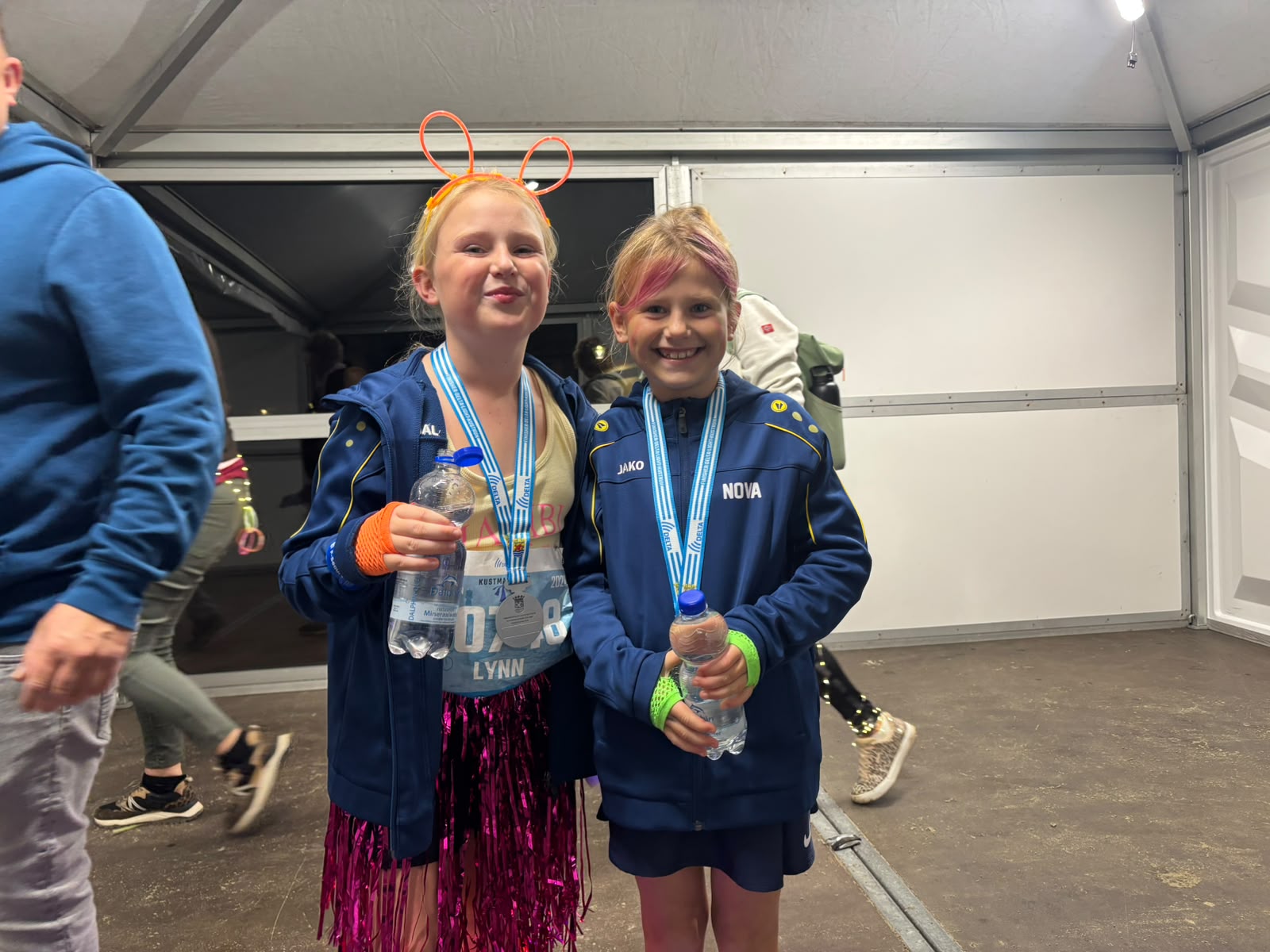 Lynn (9) en Nova (7) hebben de hele lightrun gelopen