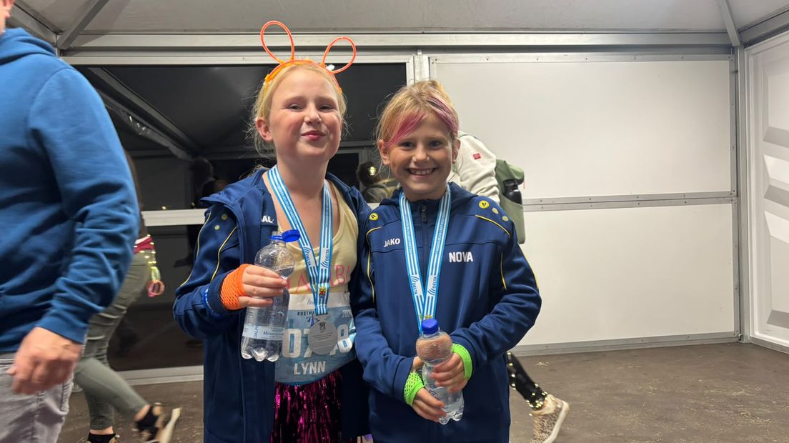 Lynn (9) en Nova (7) hebben de hele lightrun gelopen