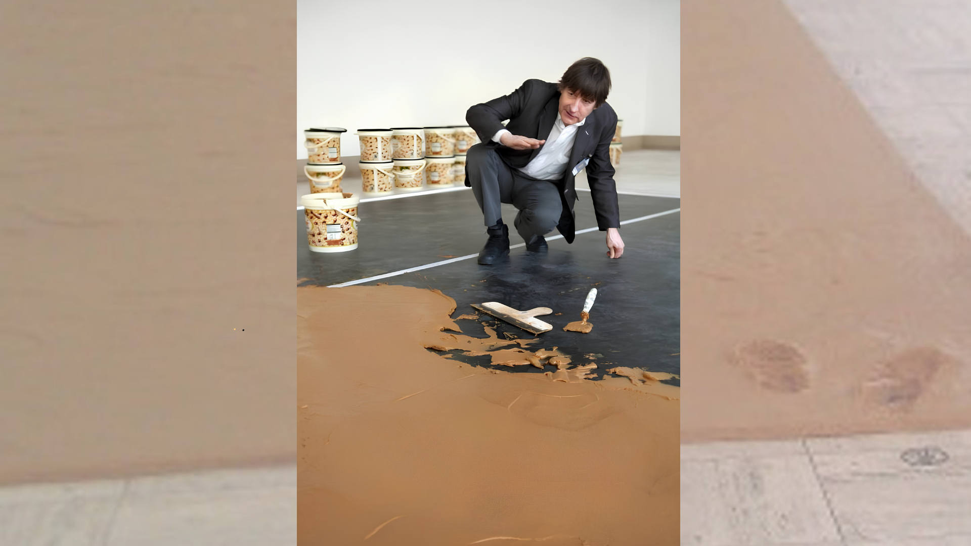 Kunstenaar Wim T. Schippers bij zijn Pindakaasvloer.