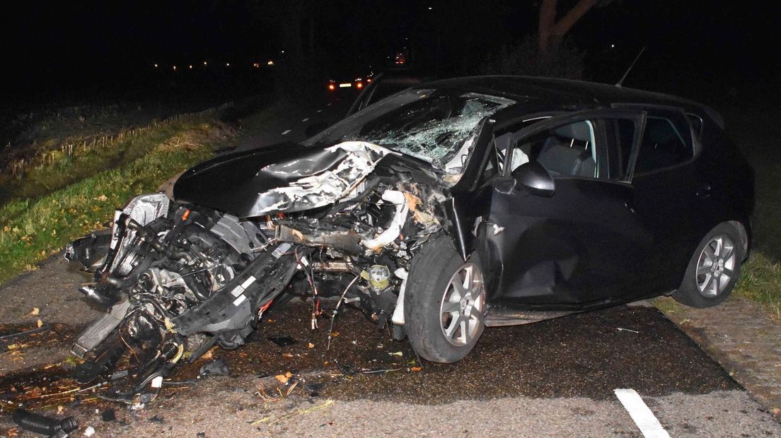 Auto botst tegen boom in De Wijk