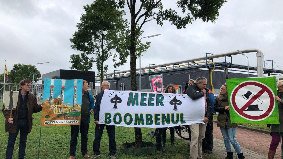 Opnieuw protest tegen de biomassacentrale op Industriepark Kleefsewaard in Arnhem. De omstreden afvalverbrander draait nog niet op volle toeren, maar is al wel aan het proefdraaien. Dit tot ongenoegen van de actiegroep Behoud Bomen Arnhem die blijft strijden tegen de centrale.