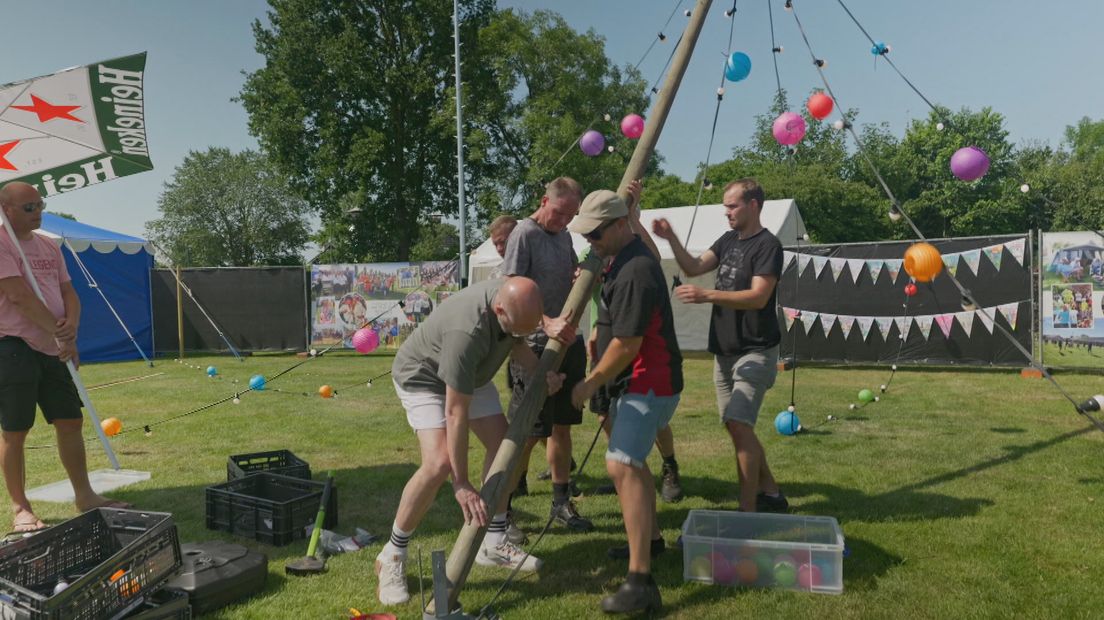 De Fryske Vlogger helpt vrijwilligers in Easterein