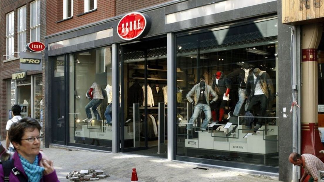 Score winkel in Arnhem (archief), dit weekend zijn de winkels van de failliete modeketen nog open.