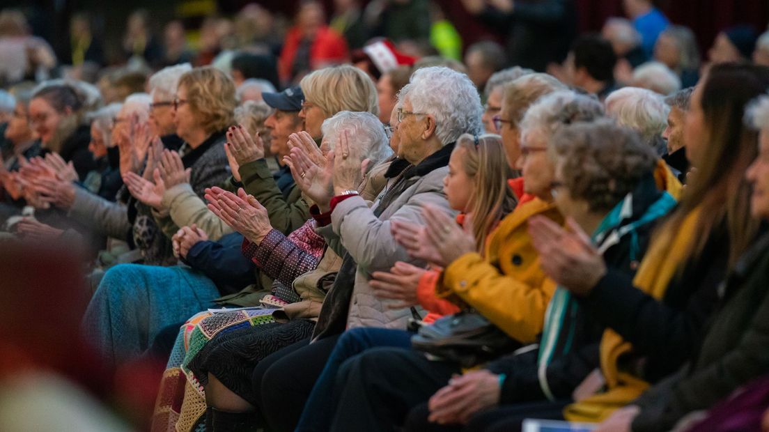 Het publiek applaudisseert voor de ruiters, amazones en paarden