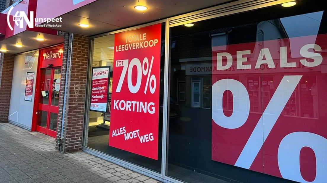 De winkel heeft uitverkoop tot ze sluiten.