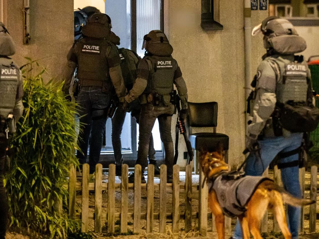 Arrestatieteam valt woning aan de Huniadijk in Rotterdam binnen