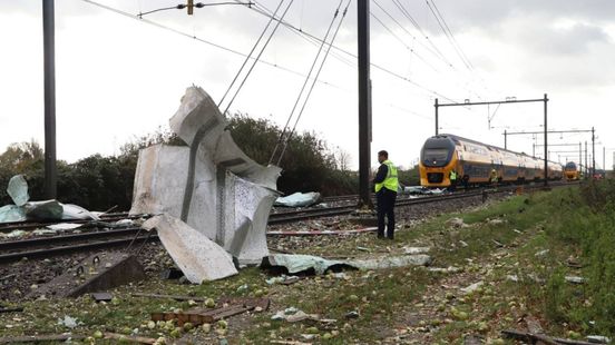 Treinverkeer Meteren hersteld na botsing op overweg