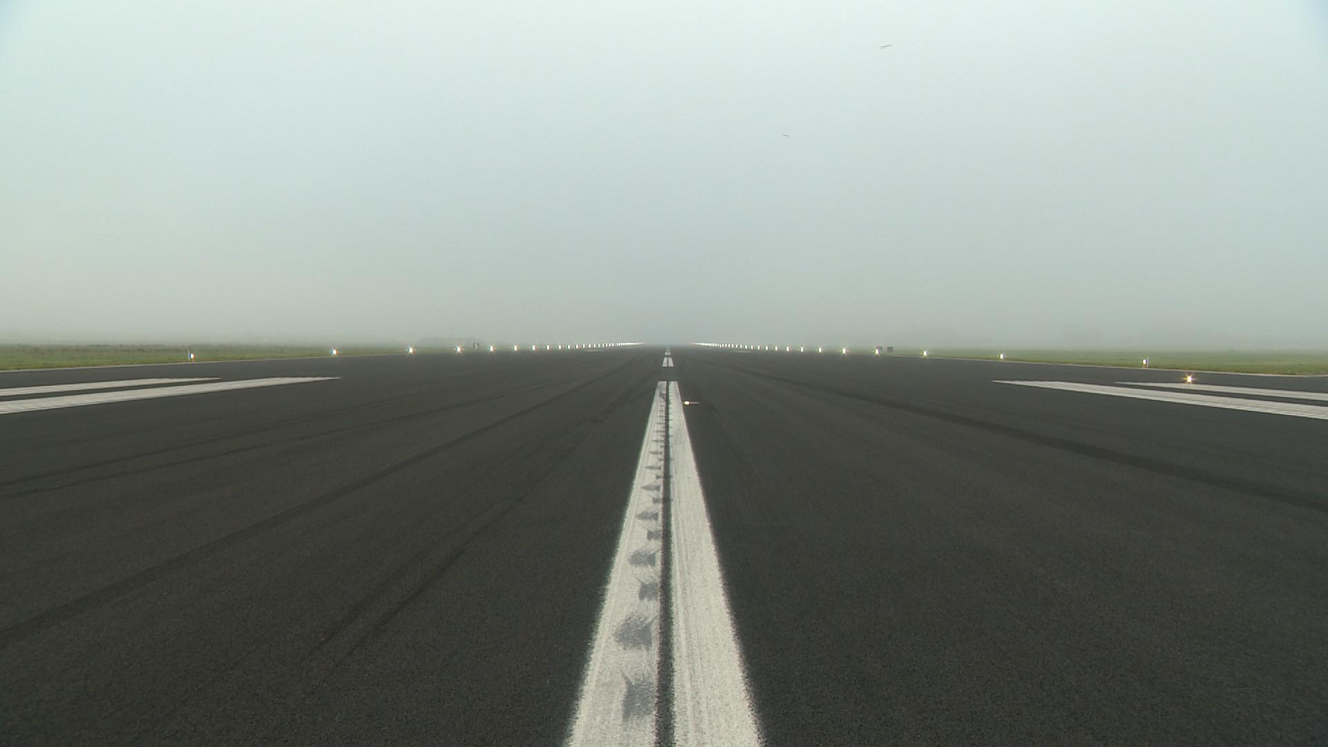 De start- en landingsbaan van vliegbasis Leeuwarden