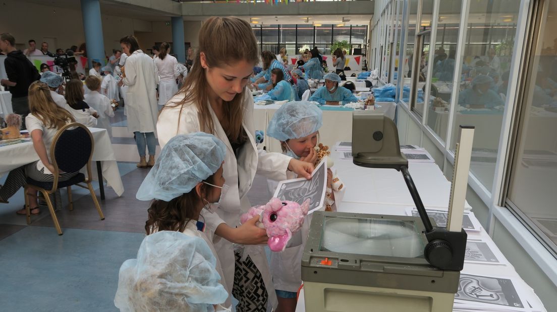 Studenten geneeskunde gaan op de kinderen van ziekenhuispersoneel passen