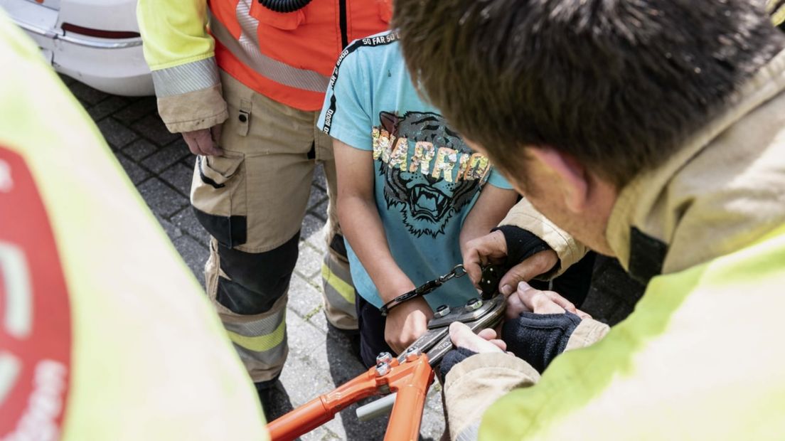 De brandweer knipt de handboeien los met een betonschaar