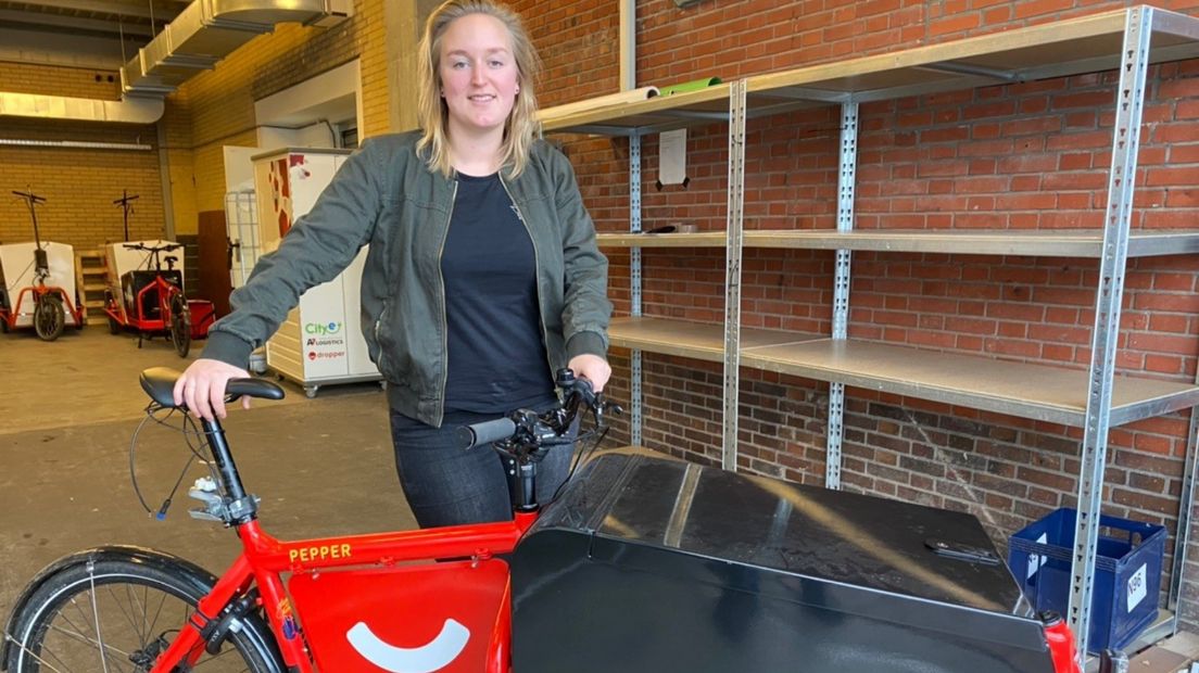 Jantine Doornbos met een bezorgfiets van Dropper