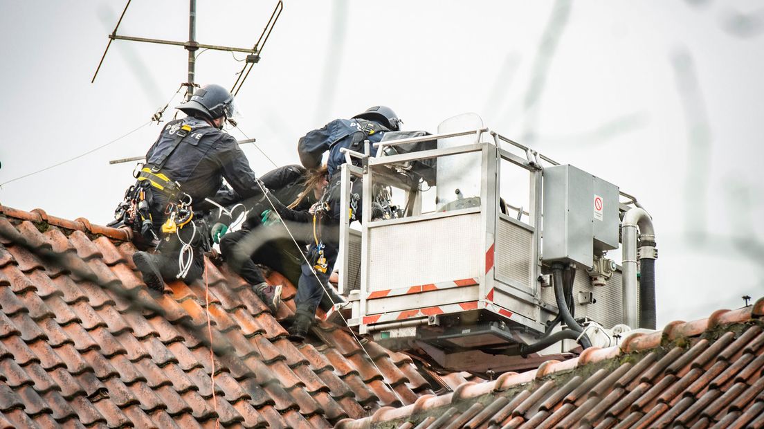 Een hoogwerker was nodig om krakers van het dak te halen.