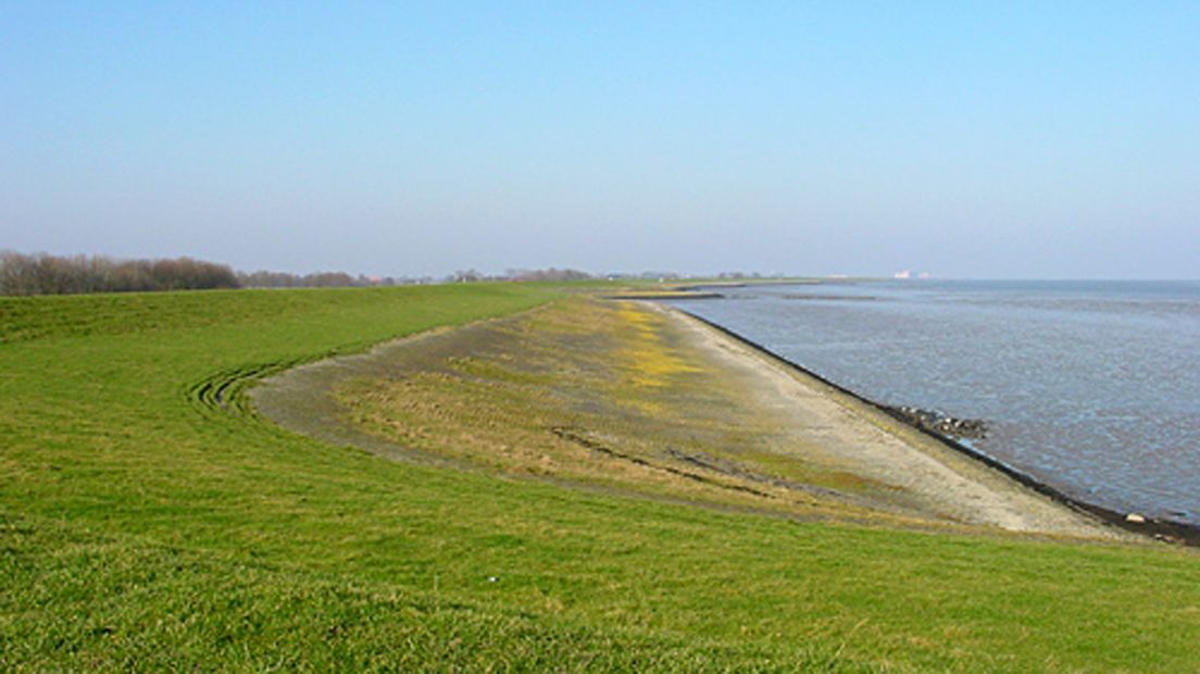 Een archieffoto van de zeedijk bij Delfzijl