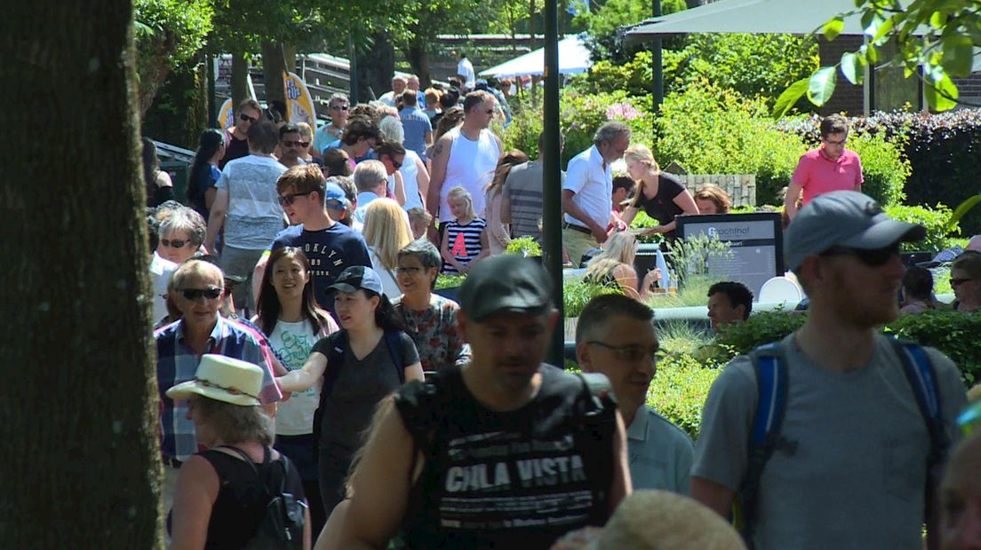 Drukte op het Binnenpad in Giethoorn