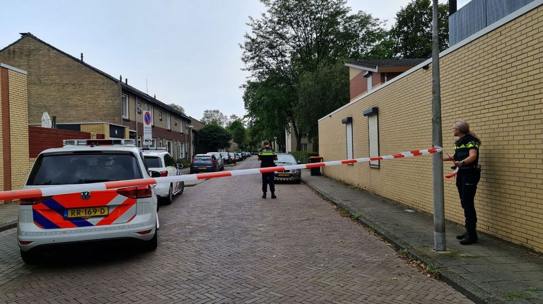 Diezestraat in Enschede afgezet door politie