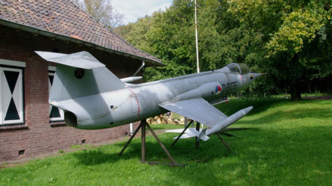 Het lijkt erop dat de Friese oudjaarsvereniging Vesuvius de straaljager van het Arnhemse Museum Vliegbasis Deelen heeft meegenomen.