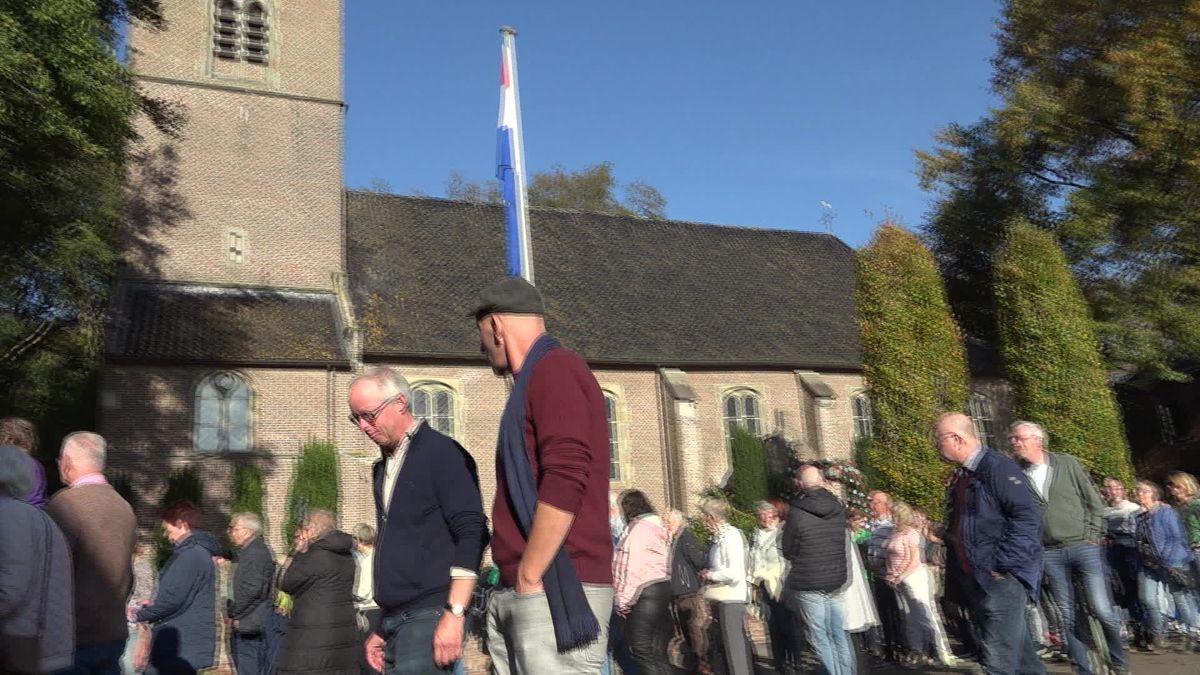 Feest in Diepenheim. Het stadje viert het 800-jarig bestaan van de kerkgemeenschap