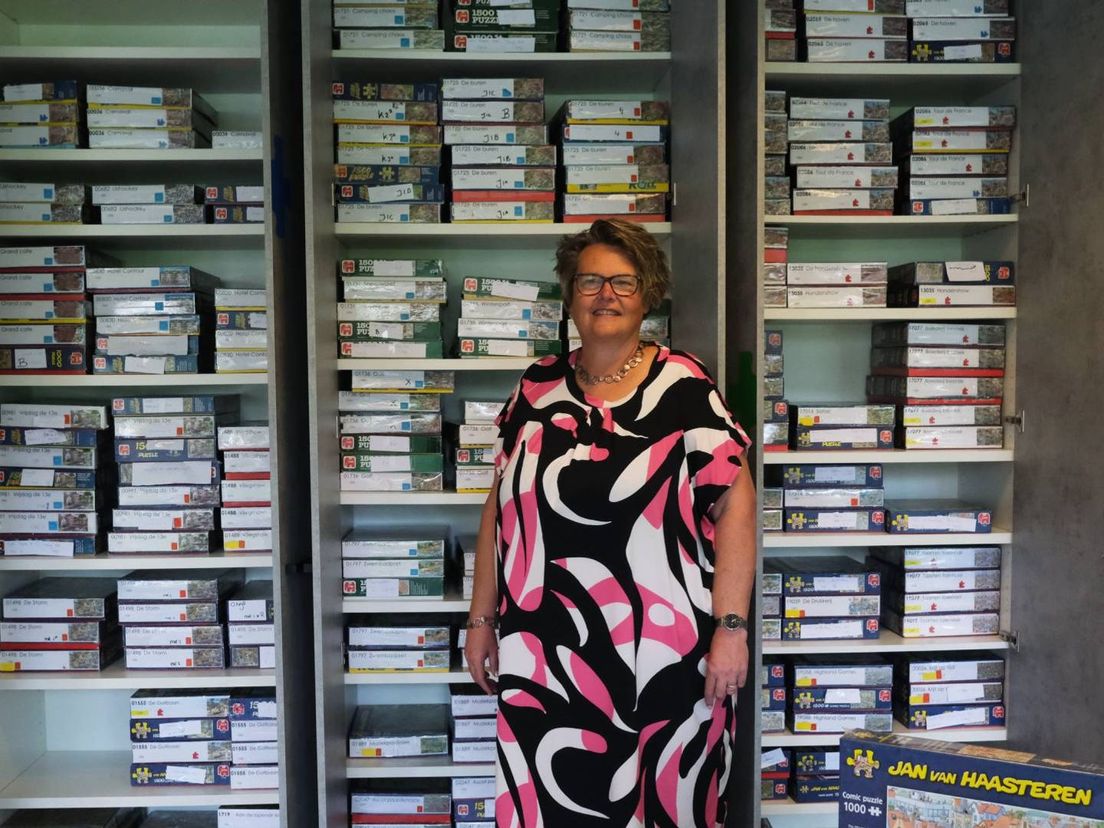 Crista heeft kasten vol met ruim duizend gelegde puzzels, bestickerd met kleurcodes