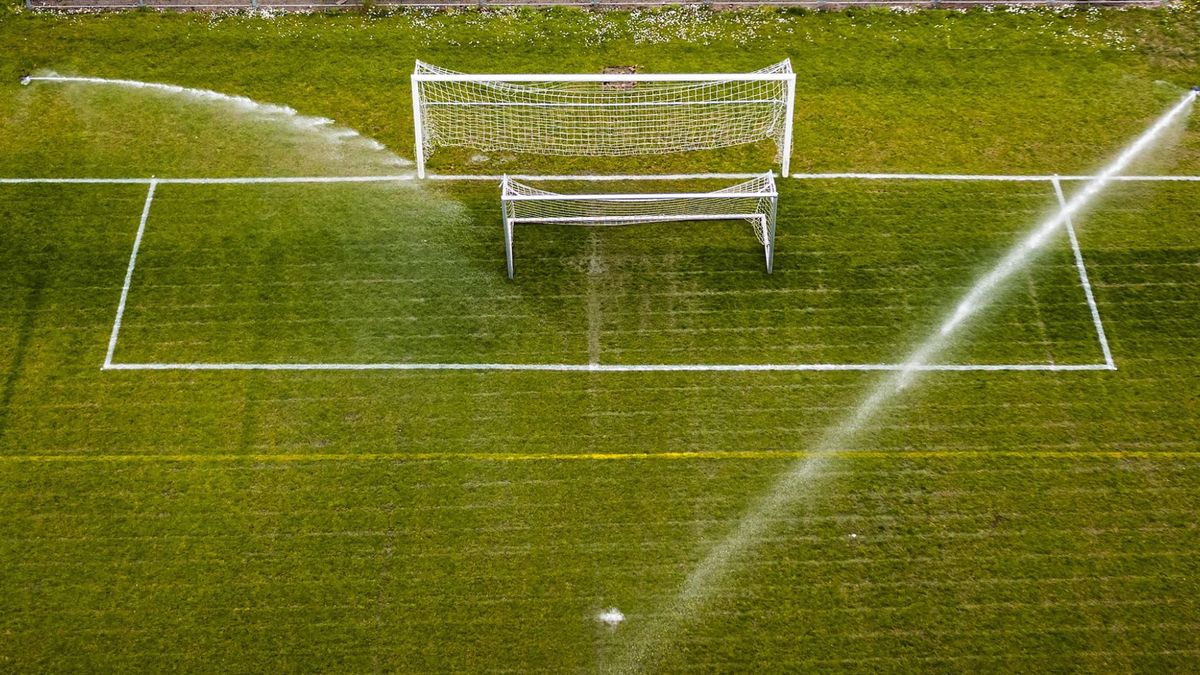 Velden voetbalclubs nu nog mooi groen: 'Niets aan de hand zolang we mogen sproeien'