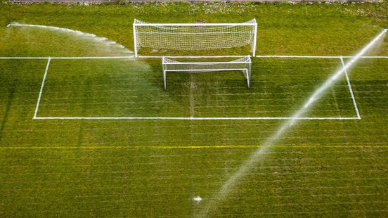 Velden voetbalclubs nu nog mooi groen: 'Niets aan de hand zolang we mogen sproeien'