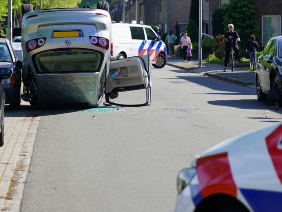 Auto slaat over de kop in Hoogeveen