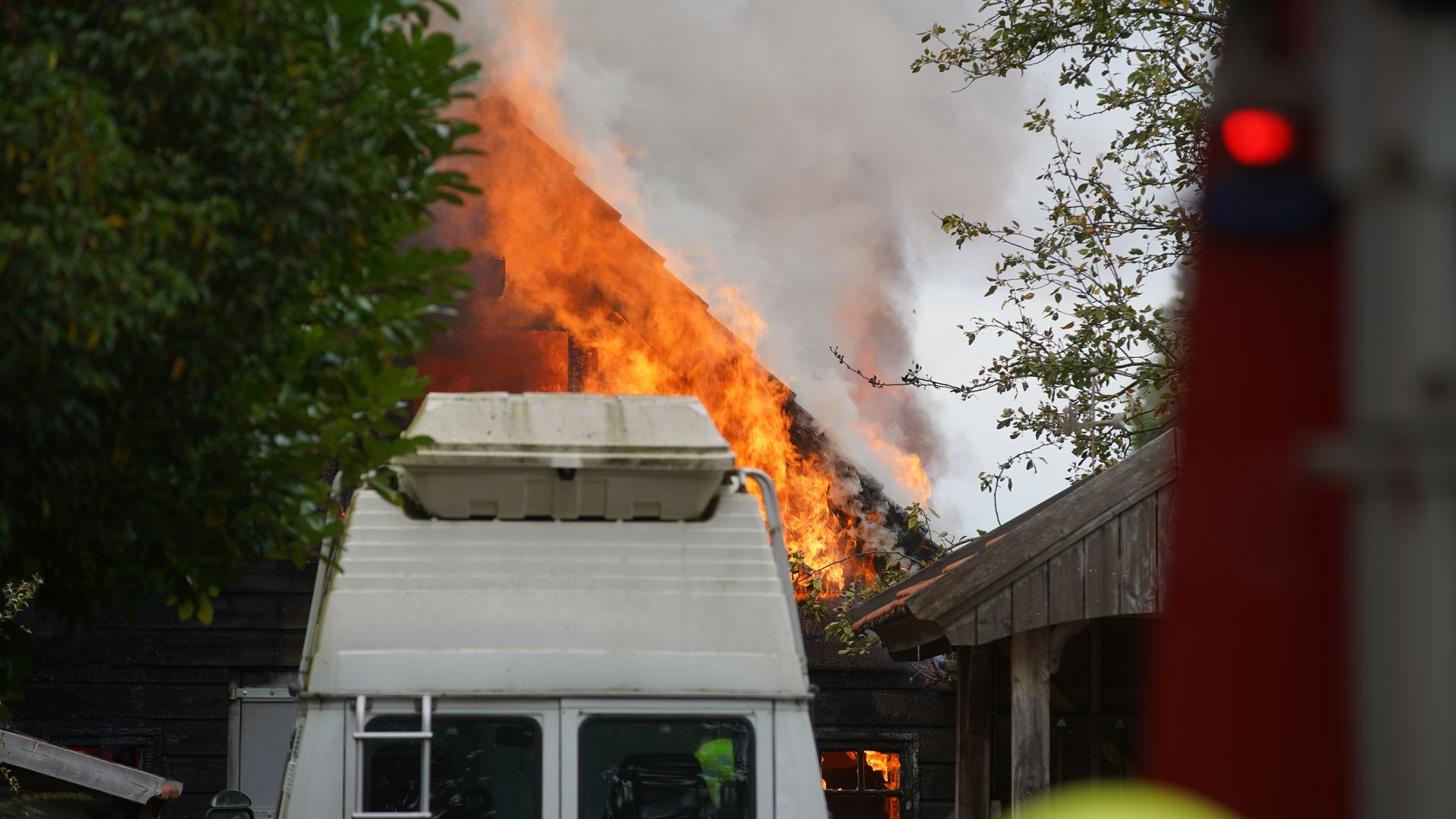 Brandende schuur in Eefde • gewonde bij aanrijding met step.
