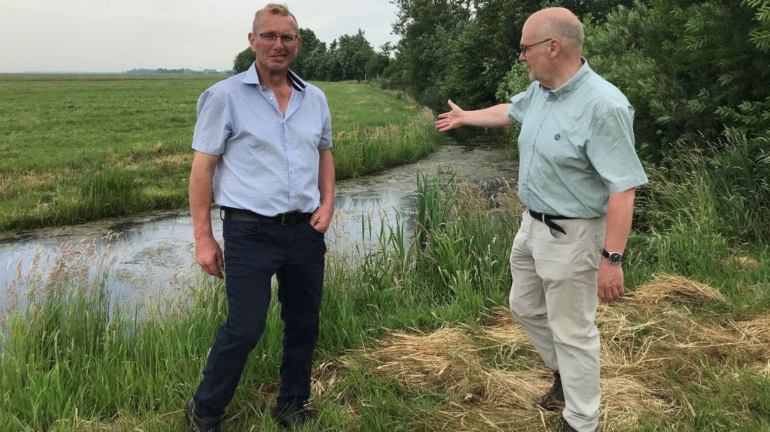 Veehouder Dick Laan en Bernard de Jong van het hoogheemraadschap.