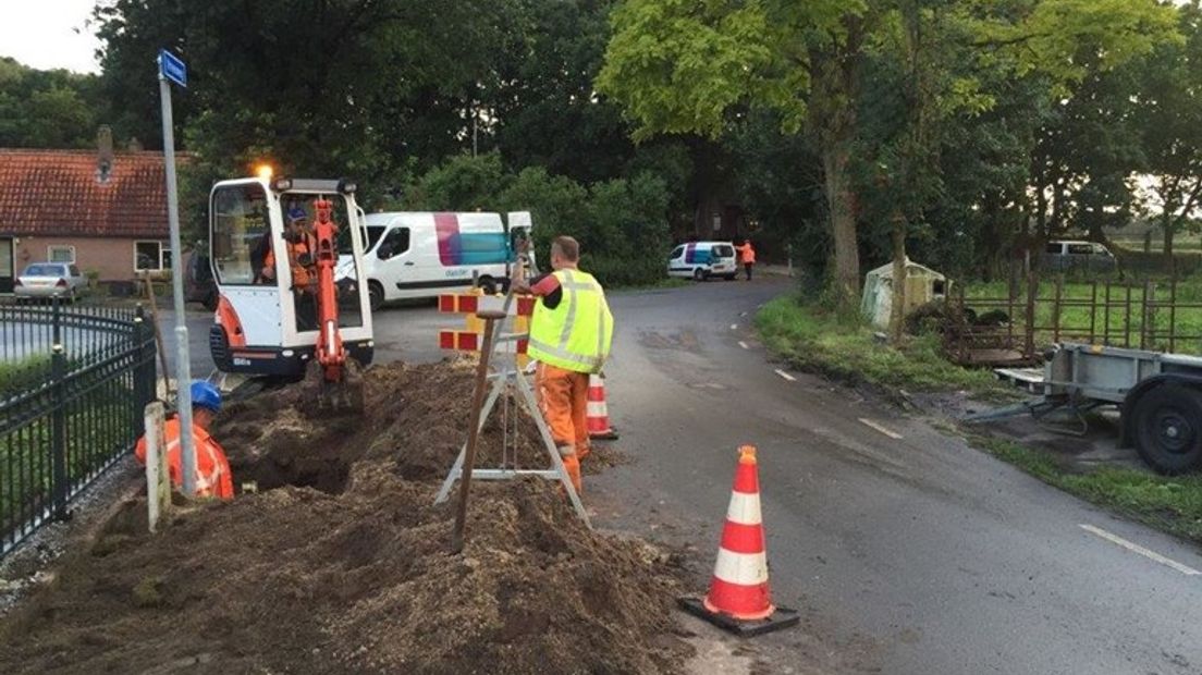 Monteurs werken aan leidingen.