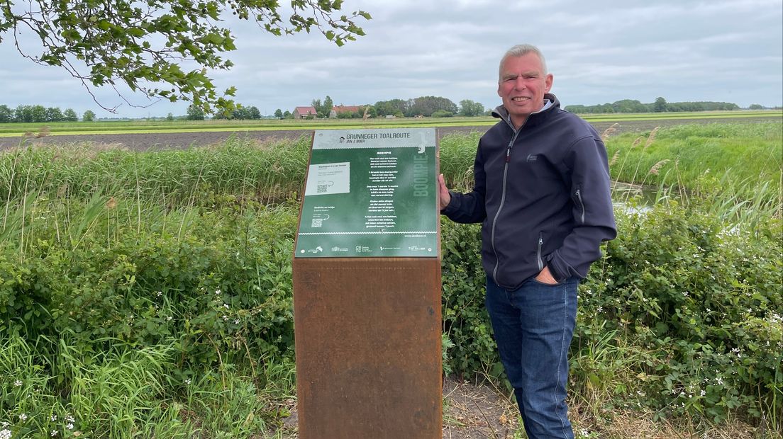 Jaap Boer bij een van de gedichten