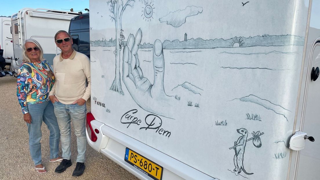 Jaap is erg trots op zijn tekening met de 'skyline' van Nieuwkoop