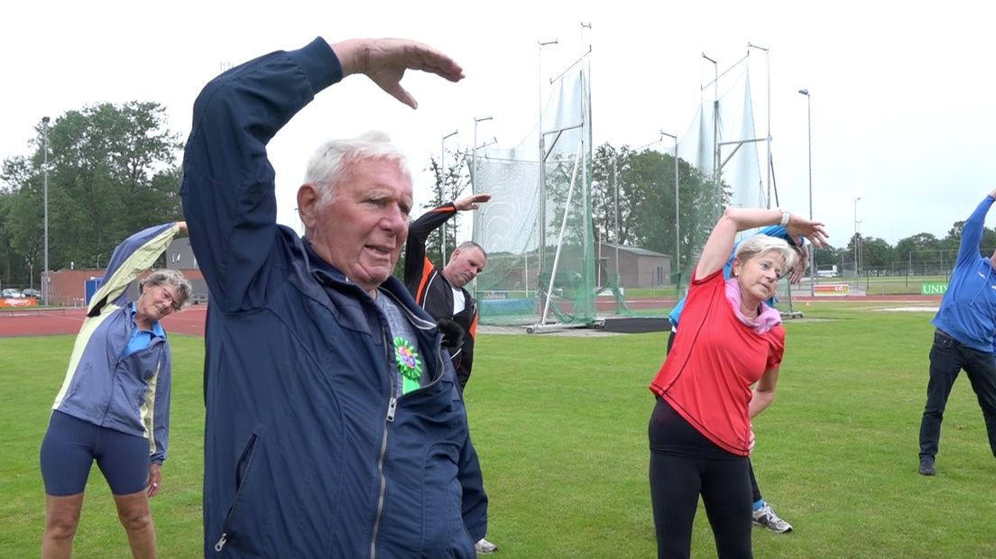 De 90-jarige Joop Kuik houdt zich fit met atletiek, zeilen en fitness (Rechten: RTV Drenthe)