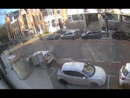 Webcambeelden van automobilist die op de Walenburgerweg tegen geparkeerde auto's aanrijdt en vervolgens doorrijdt.