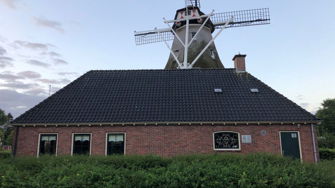 Het dorpshuis van Farmsum naast de molen
