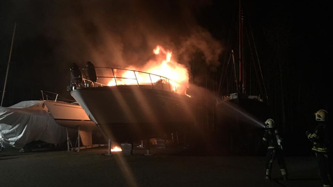 In jachthaven Strand Horst bij Ermelo heeft in de nacht van woensdag op donderdag brand gewoed. Een jacht dat op de kade stond ging volledig in vlammen op.
