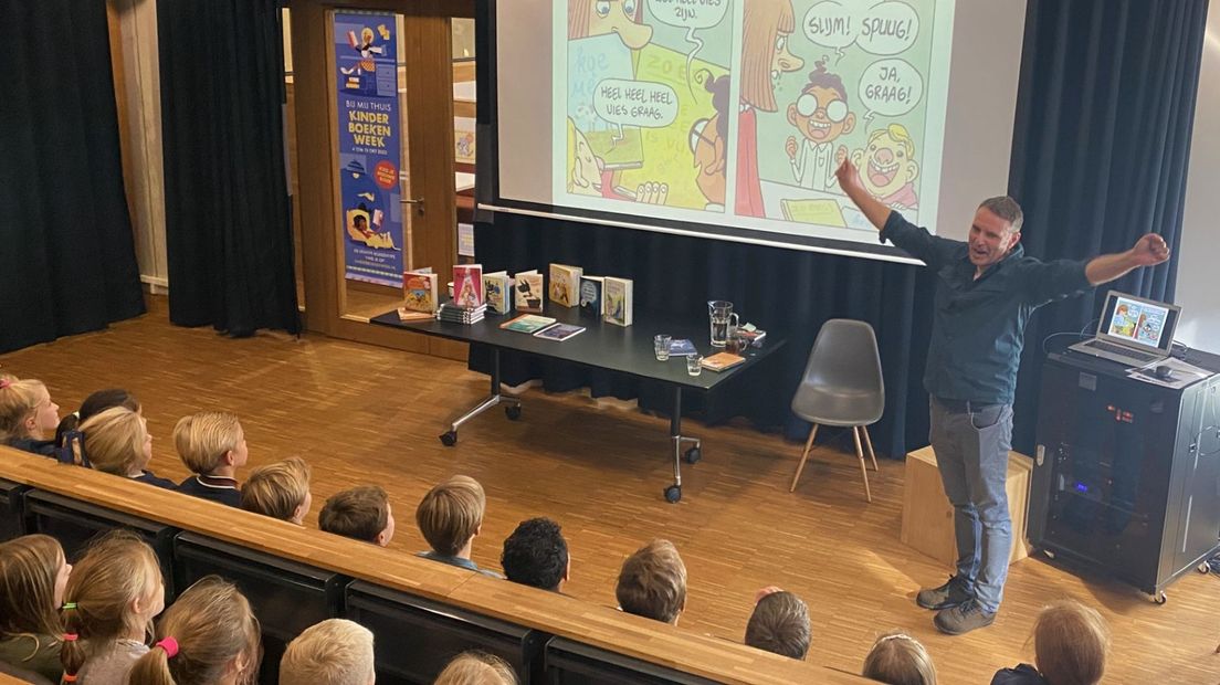 In het Eemhuis geeft Edward van de Vendel een spreekbeurt aan basisschoolleerlingen.