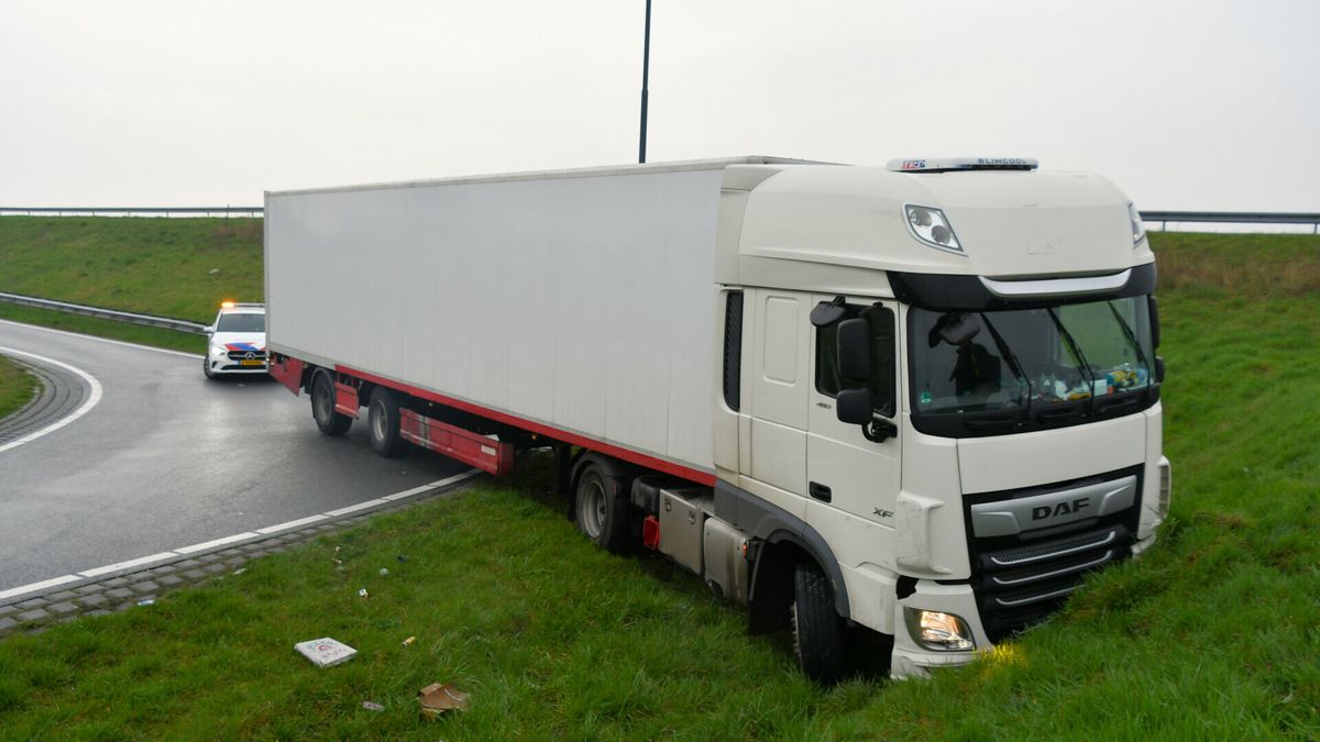 Vrachtwagen rijdt rechtdoor in scherpe bocht, afrit A58 bij Goes is dicht