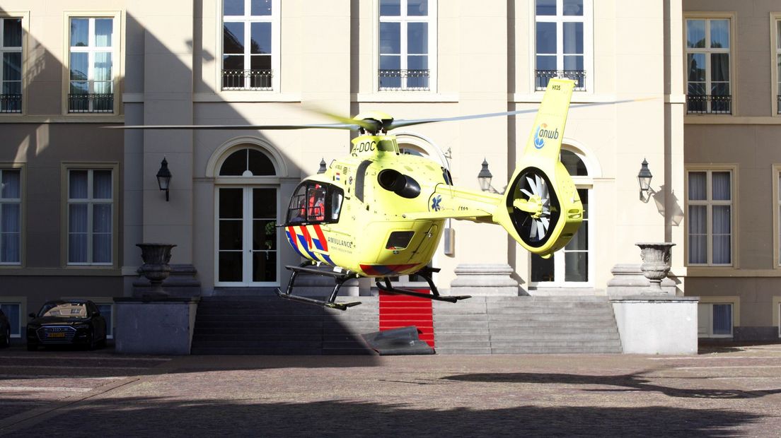 De traumahelikopter landde op de binnenplaats van het paleis
