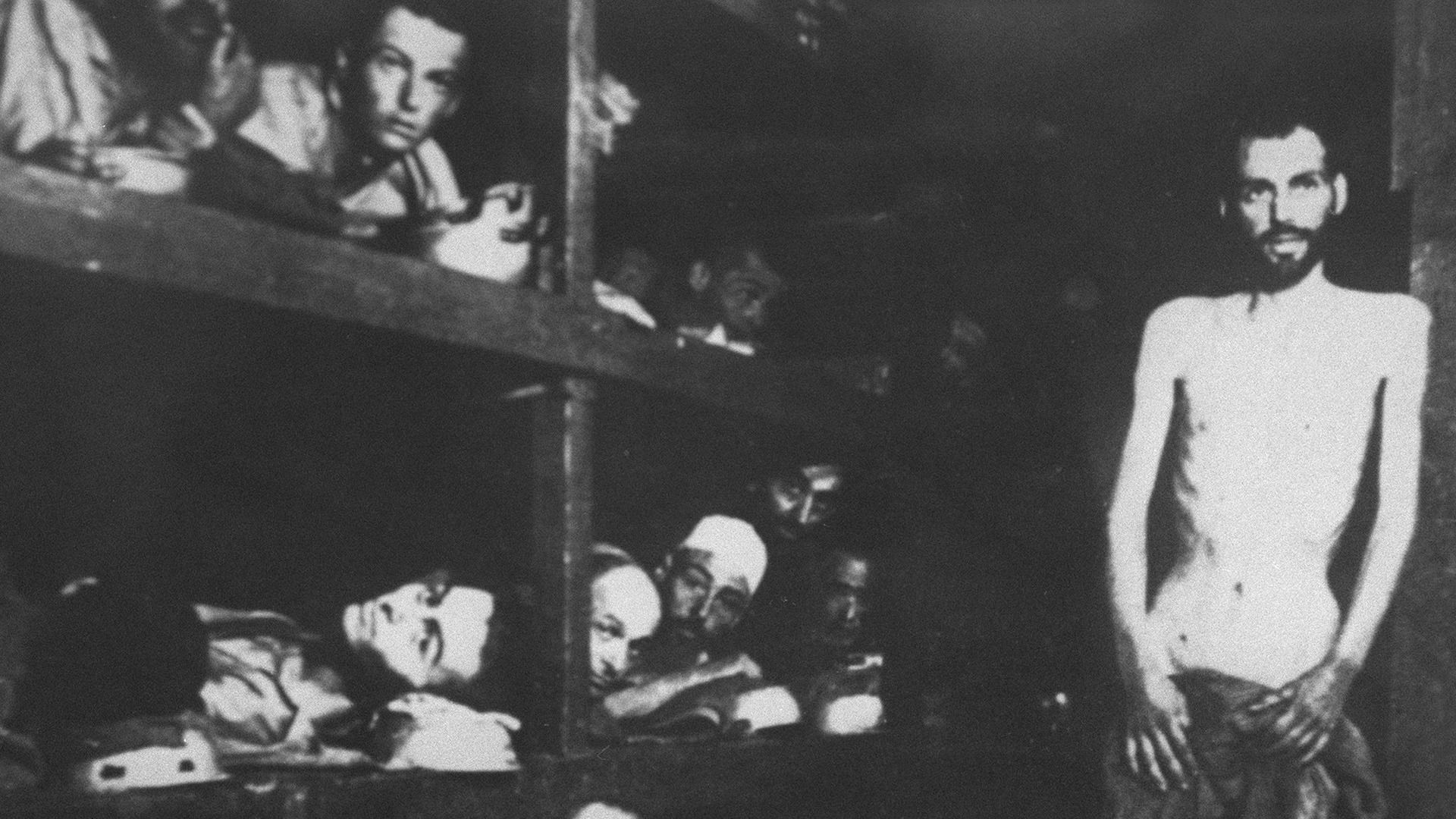Uitgemergelde Joodse mannen in 1945 in Auschwitz, waar de meeste Harlinger Joden terechtkwamen