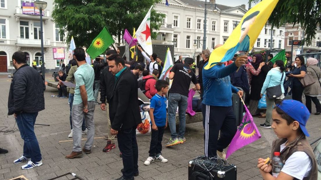 Op de Koerdische demonstratie op het Willemsplein in Arnhem zijn ongeveer honderd demonstranten afgekomen. De organisatie ging uit van het vijfvoudige. De demonstratie is volgens de politie rustig verlopen.