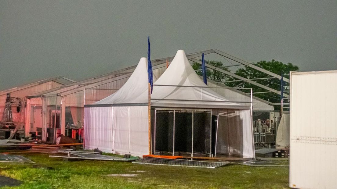 De weggewaaide festivaltent.